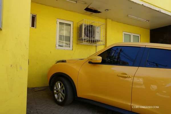 セブ島留学TARGETターゲットに駐車された黄色い車
