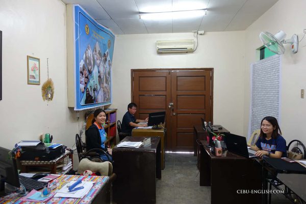 フィリピン留学バコロドLSLCエルエスエルシーの職員室