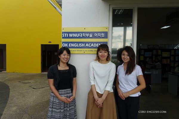 フィリピン・バコロド留学OKEAオケアの学校職員とセブイングリッシュ職員で記念写真