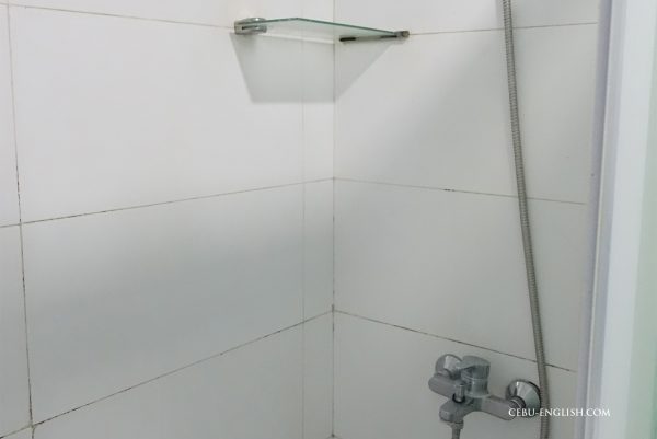 セブ島留学CELLA UNI（セラ・ユニ）の寮内のシャワー室