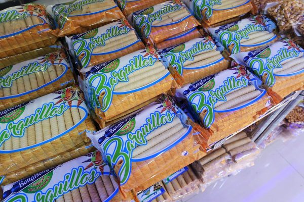バコロドのローカルお菓子の名店BongBong's ボンボンズの店内に積まれたお菓子