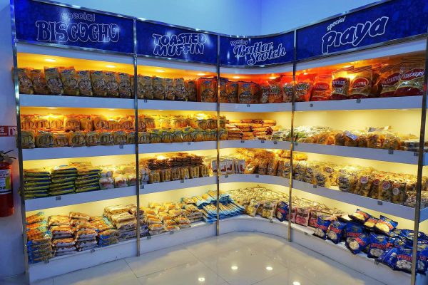バコロドのローカルお菓子の名店BongBong's ボンボンズの店内に陳列された大量のお菓子