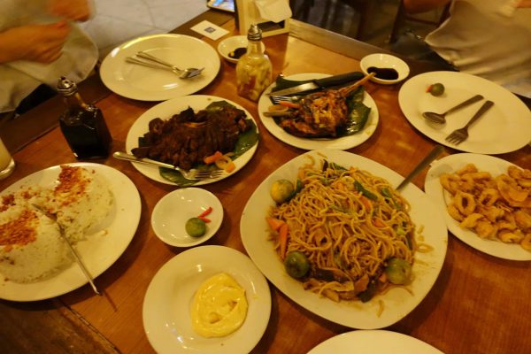 バコロドのフィリピン料理レストランTIME OUTタイムアウトのテーブル一杯の料理