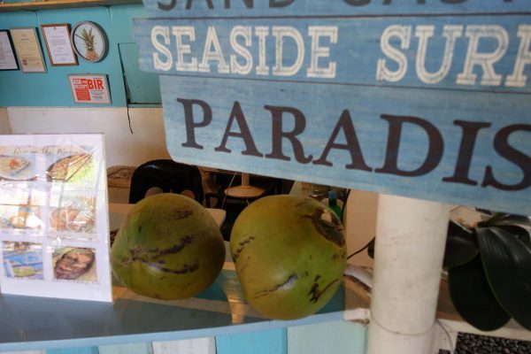 フィリピン・バコロドのLONS BEACHロンスビーチで売られるココナッツ