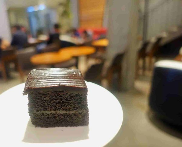 バコロドの韓国系カフェTOM N TOMS COFFEEのチョコケーキ