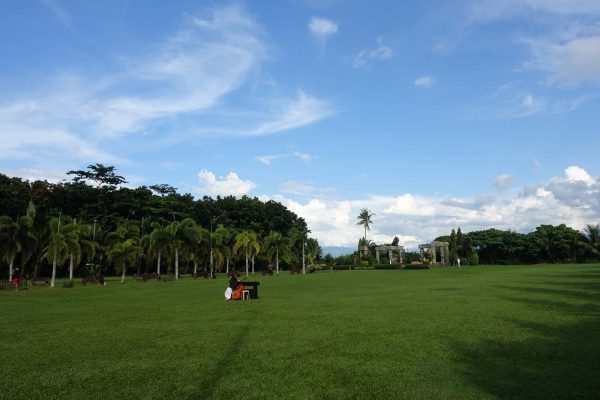 フィリピン留学バコロドのThe RUINS ルインズの公園の芝生