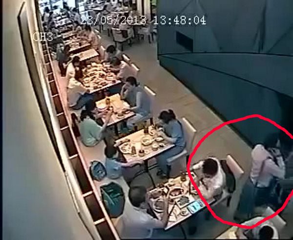 フィリピンの飲食店で電話中のふりをして物色する物盗