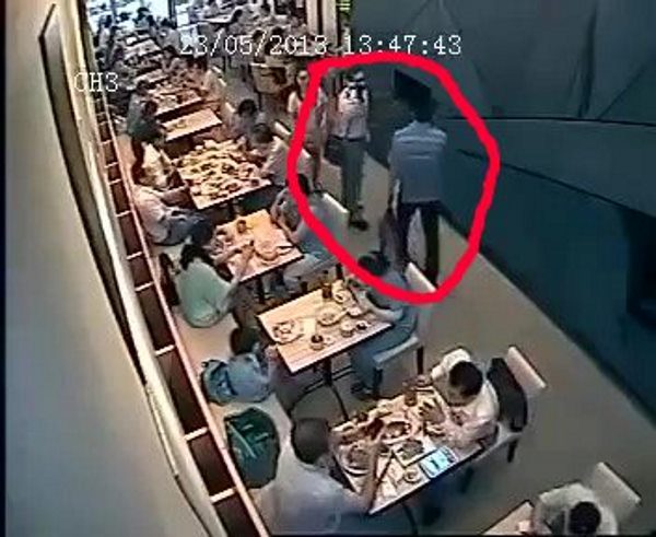 フィリピンの飲食店で物色する物盗