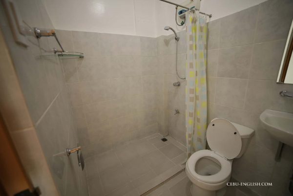 セブ島C2 UBEC タランバンの学生寮シャワー&トイレ