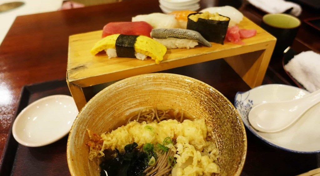 セブ島の日本食やで食べる寿司と天麩羅蕎麦