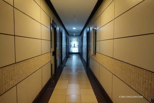 BRILLIANT CEBU ブリリアントセブの学生寮の廊下