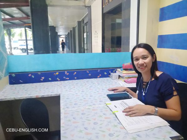 イロイロ MK Educationのマンツーマン授業教室に座るフィリピン人講師