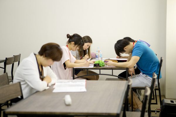 IDEA CEBU(現GLC）の自習室で勉強する生徒達