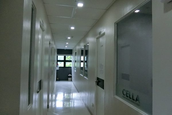 CELLA UNIセラ ユニキャンパスの教室棟の廊下