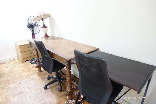 CROSS×ROADクロスロードの学生寮の勉強机と椅子