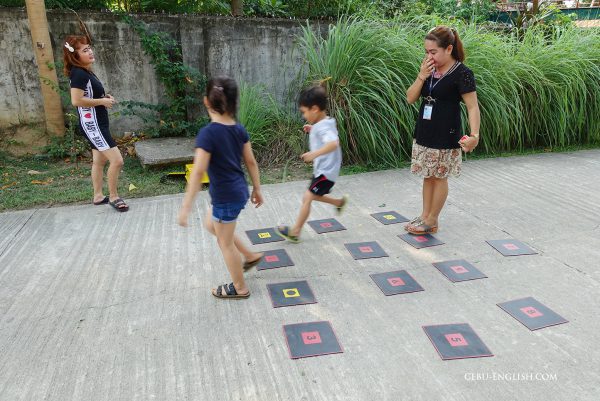 セブ留学ELSAエルサで講師と子供達が遊ぶ様子