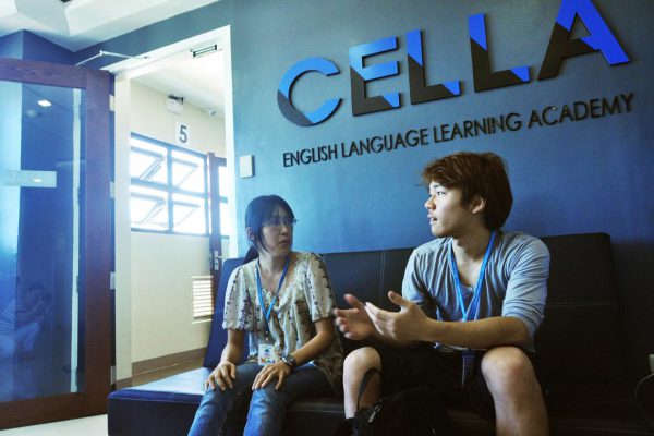 CELLA UNIセラ ユニキャンパスのソファで雑談する講師と生徒