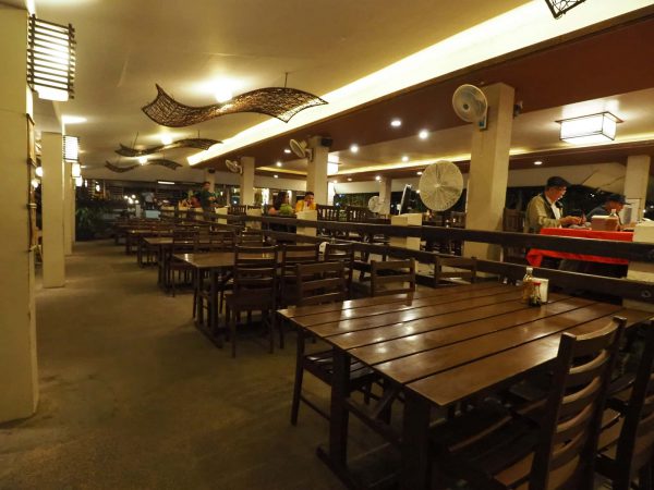 フィリピン留学イロイロのシーフードレストランBreakthrough Restaurant Iloiloの店内
