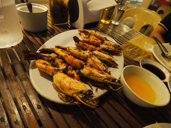 シーフードレストランBreakthrough Restaurant Iloiloの海老のフィリピン料理