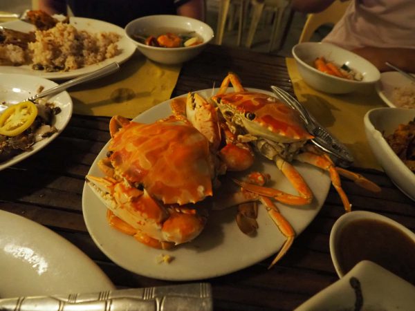 シーフードレストランBreakthrough Restaurant Iloiloの蟹のフィリピン料理