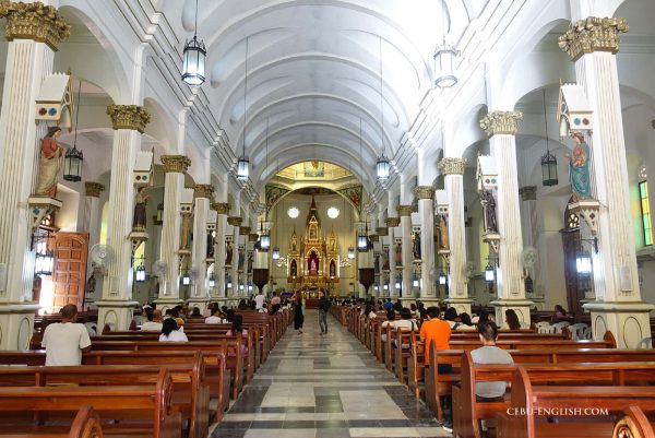 フィリピン・イロイロのモロ教会 Molo Churchの内部全体