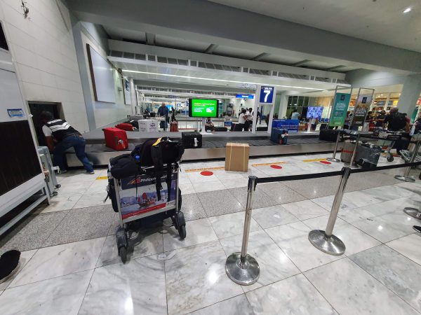 マニラ国際空港のBaggage claim手荷物受取所で荷物を一時受取