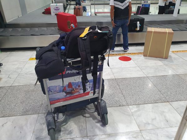 マニラ国際空港のBaggage claim手荷物受取所で荷物を一時受取りカートに載せる