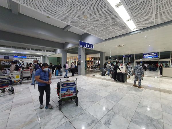 マニラ国際空港のBaggage claim手荷物受取所からCustoms税関検査へ向かう