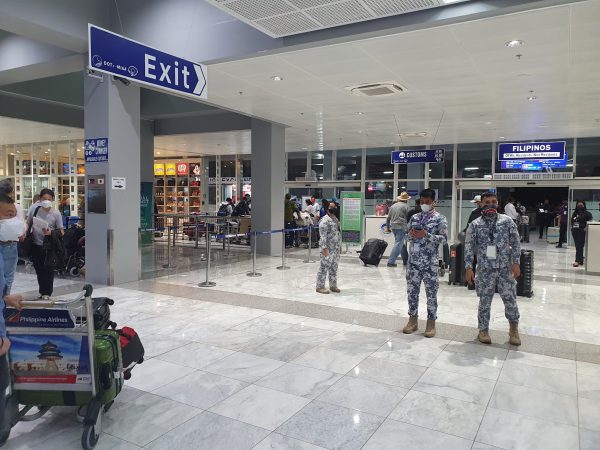 マニラ国際空港のBaggage claim手荷物受取所からCustoms税関検査へ向かう出口付近