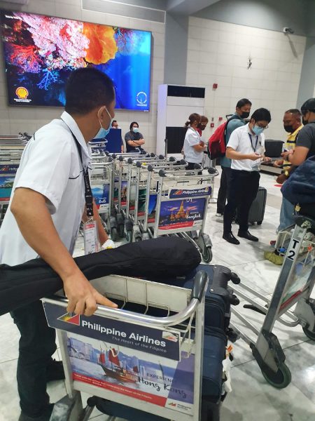 マニラ国際空港のCustoms税関検査からBaggage claim手荷物受取に戻る