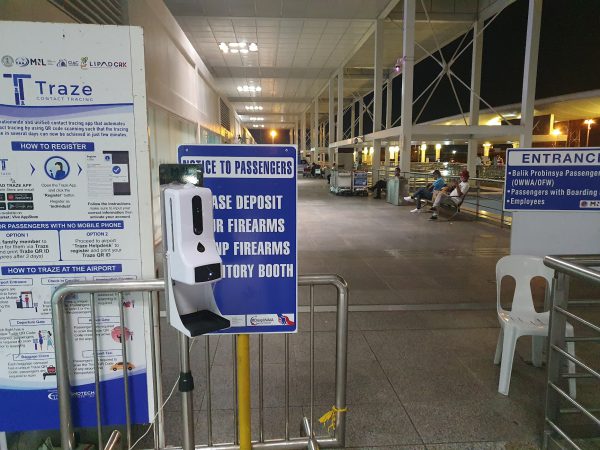 マニラ国際空港の国内線出発入口・搭乗券がある人のみ入れるという掲示