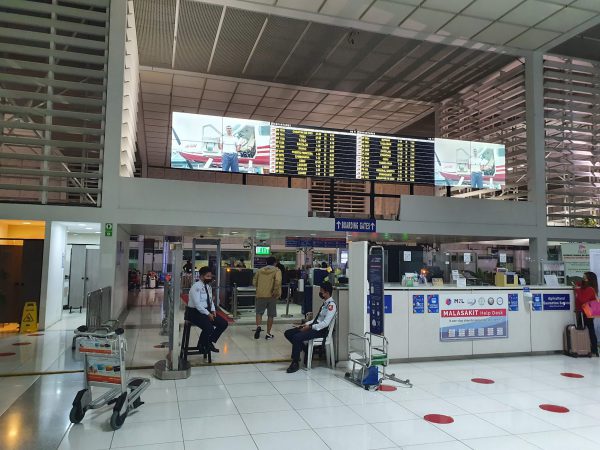 マニラ国際空港の国内線boarding gates搭乗口への入口にある手荷物検査場