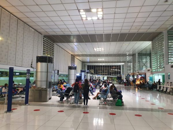 マニラ国際空港の国内線boarding gates搭乗口付近のベンチ