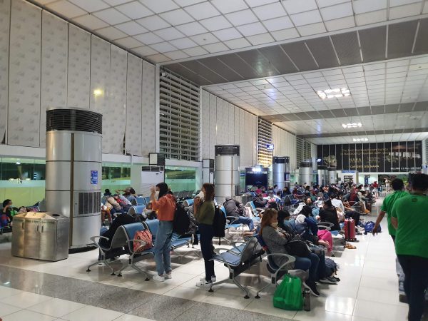 マニラ国際空港の国内線boarding gates搭乗口付近の混雑したベンチ