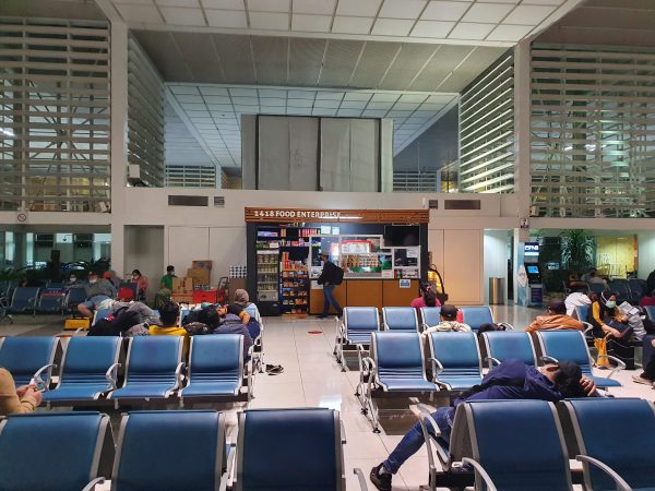 マニラ国際空港の国内線boarding gates搭乗口付近の深夜の空いたベンチ