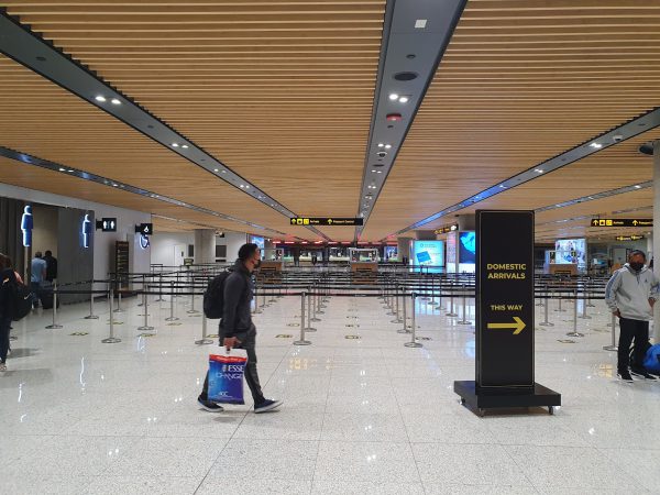 マクタン・セブ国際空港に到着してからBaggage claim手荷物受取に向かう綺麗な通路