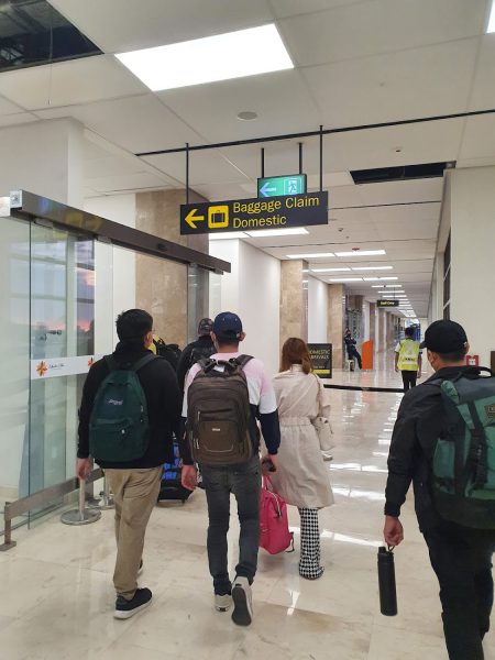 マクタン・セブ国際空港に到着してからBaggage claim手荷物受取に向かう人々