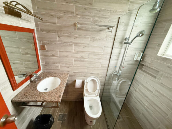 セブ島留学・キュリオスワールドアカデミー_トイレシャワー
