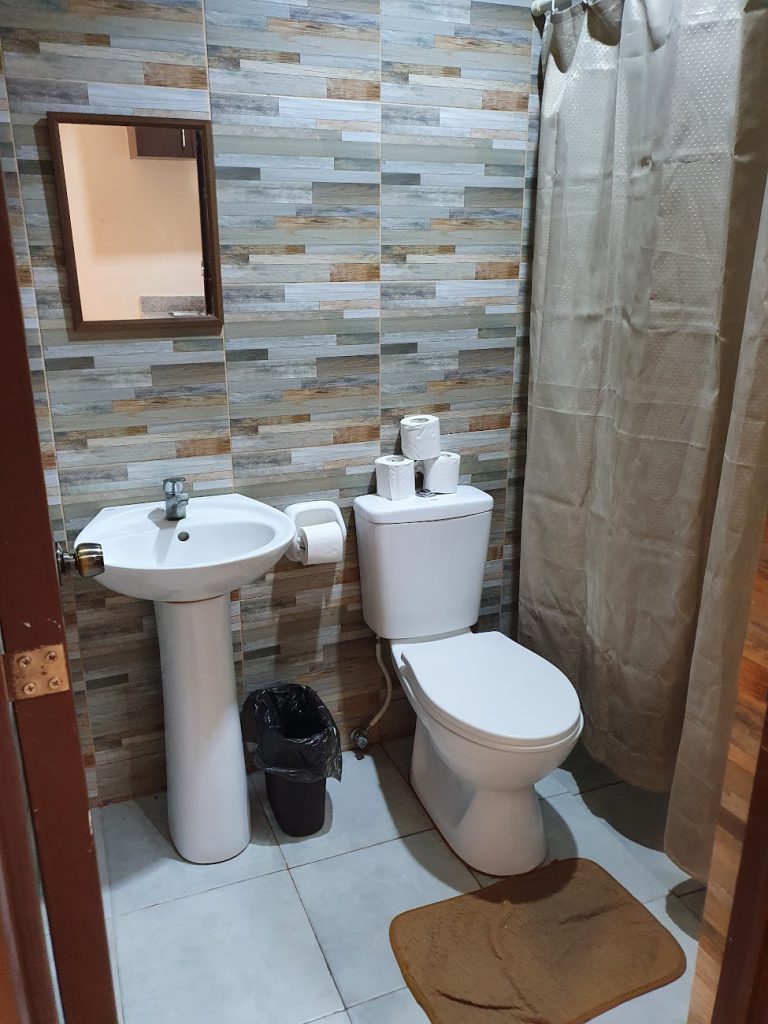 セブ島留学MeRISE（ミライズ）の学生寮デラックスタイプのトイレ＆シャワー