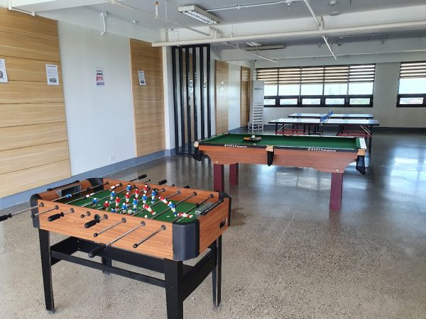 セブ島リゾート留学CIAセミスパルタの遊戯施設（ビリヤード台、テーブルサッカー、卓球台）