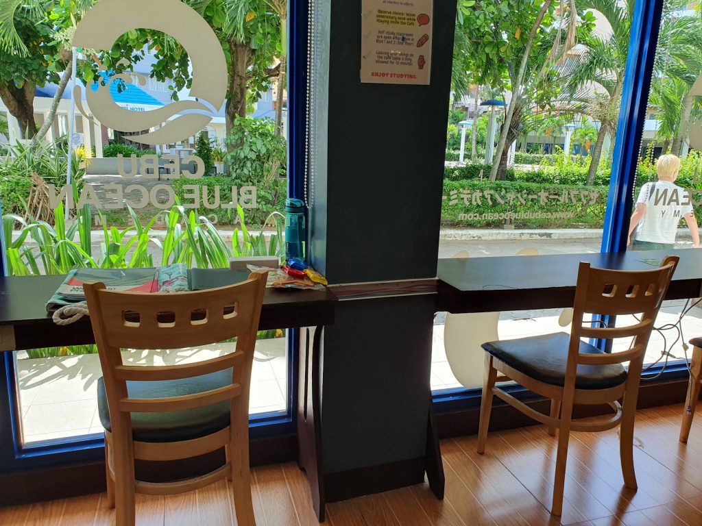 セブ島留学Cebu Blue Ocean Academy(セブ ブルー オーシャン)の明るい自習室の机
