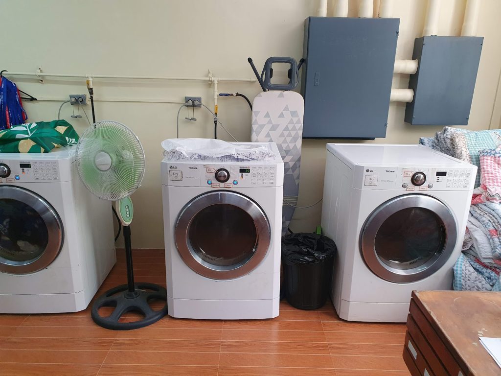 セブ島留学Cebu Blue Ocean Academy(セブ ブルー オーシャン)の複数の洗濯機が並んでいる。