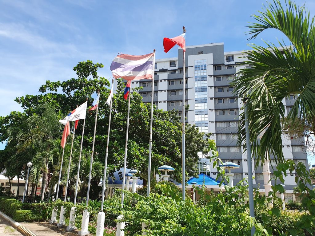 セブ島留学Cebu Blue Ocean Academy(セブ ブルー オーシャン)の学生寮外観・過去に留学した生徒の国旗を揚げています。