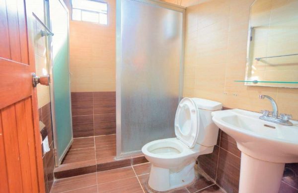 バギオ留学BECIスパルタ寮内のトイレ＆シャワー