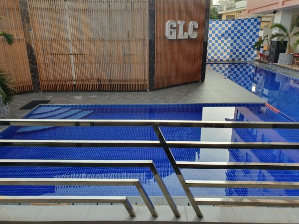 セブ島留学GLC（旧IDEA CEBU）の1階から見たスイミングプール