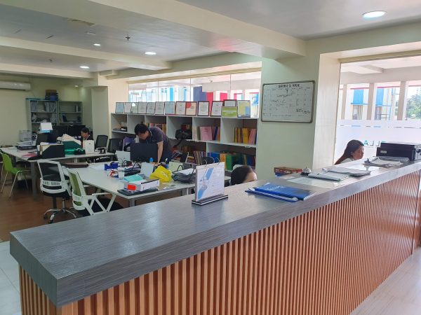 フィリピン・セブ島留学CELLA UNI（セラ ユニ）の2階職員室