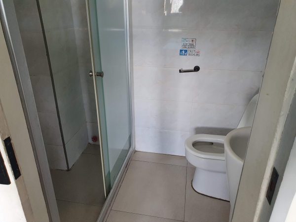 フィリピン・セブ島留学CELLA UNI（セラ ユニ）の学生寮4人部屋トイレ＆シャワー