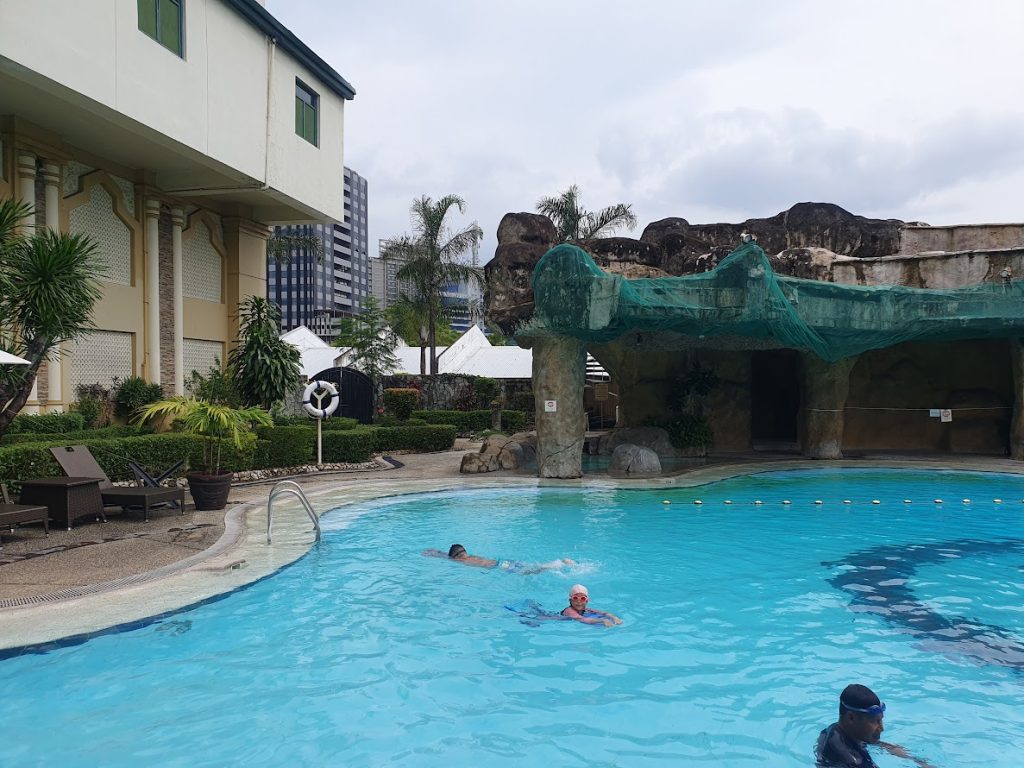 セブ島ウォーターフロントホテルの水泳教室