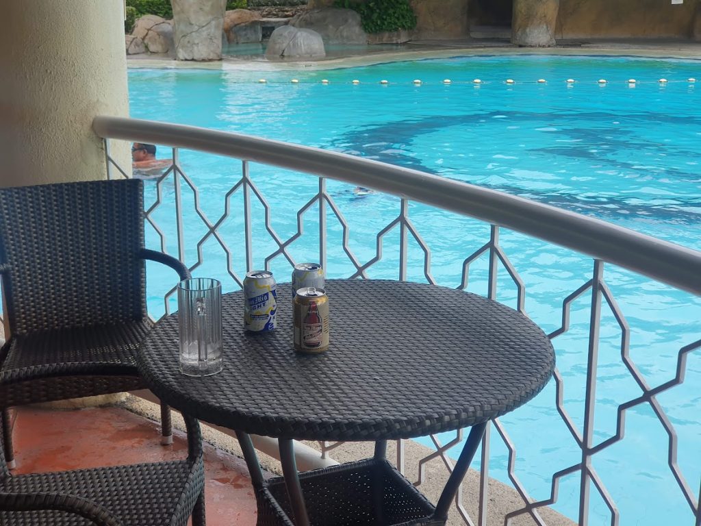 セブ島ウォーターフロントホテルの観光客が残したビールの缶