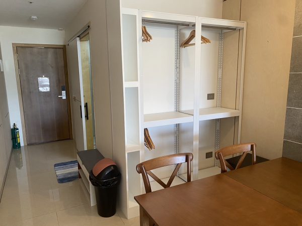 セブ島留学SMEAGエンカントのお部屋のロッカーとセーフティボックス